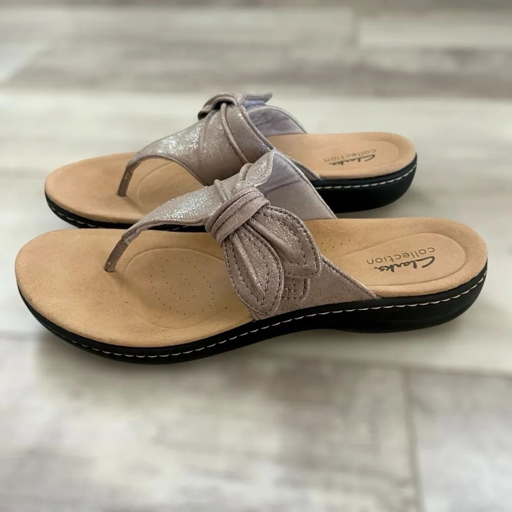 NWOB Wide Clarks Collection Laurieann Rae thong taupe metallic Size 8 W - Picture 10 of 10